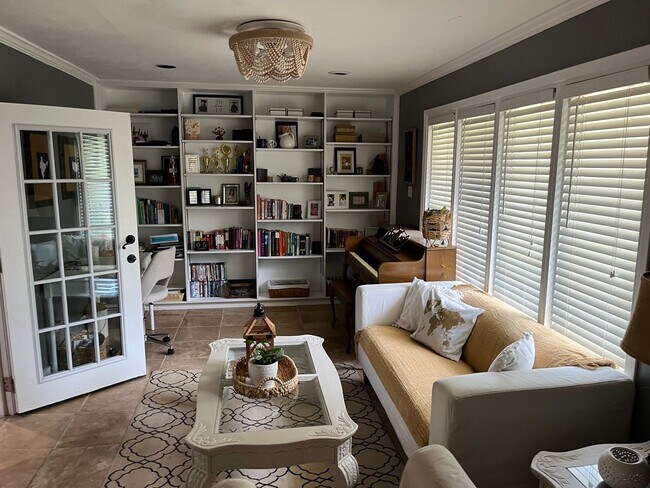 Building Photo - 830 Blackburn St