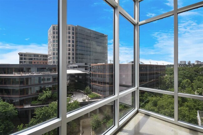 Building Photo - 800 W 5th St