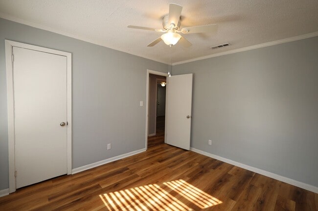 Building Photo - 1709 Azalea Dr