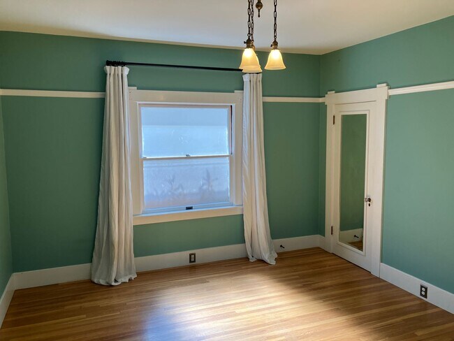 Building Photo - Charming Craftsman 2-Bedroom Home with Upd...