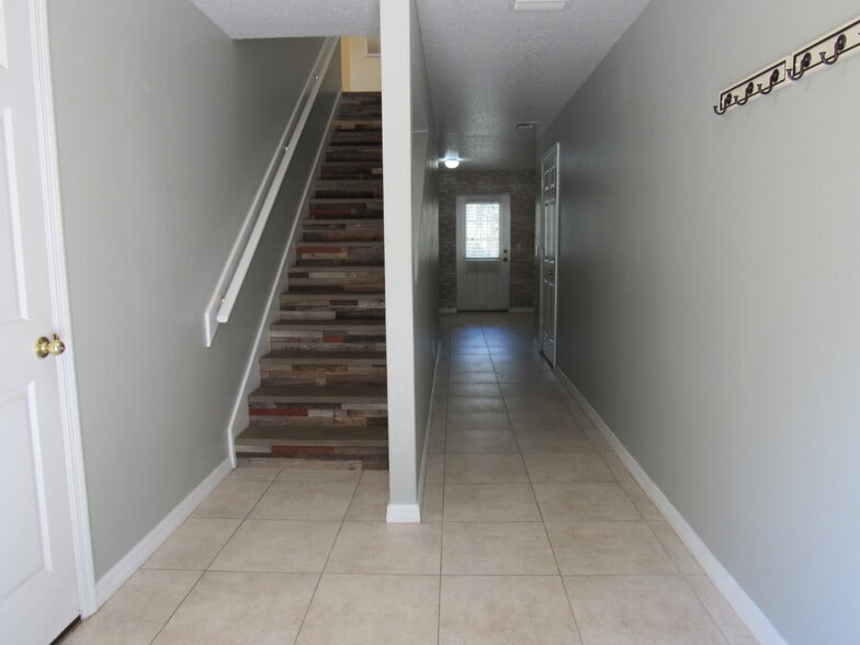 Entry - 828 S Duss St