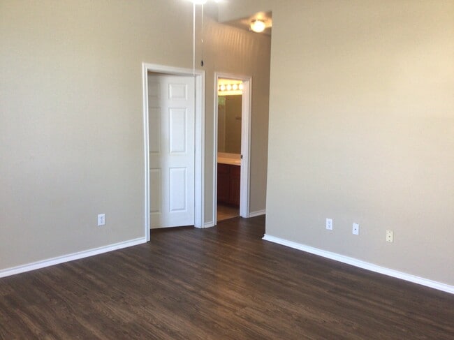 Building Photo - 6811 Shore Breeze Court