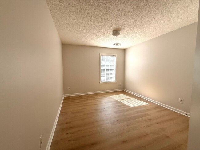 Building Photo - LOCATION!  Close to the outlet Malls and D...