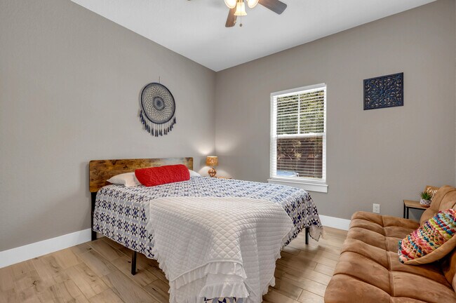 Building Photo - 113 Winding Oak Dr