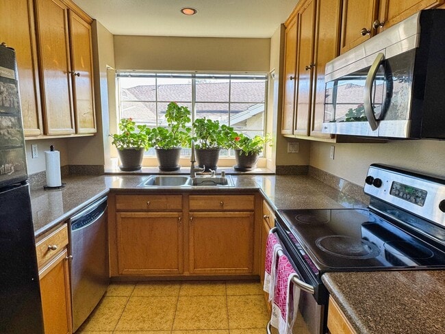 Building Photo - Beautiful and Bright 2-Bedroom Condo