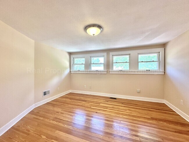 Building Photo - Craftsman Style, Modern Amenities Steps from Main St.