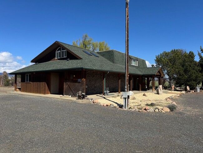 Building Photo - 3 Bedroom Home on Two Acres