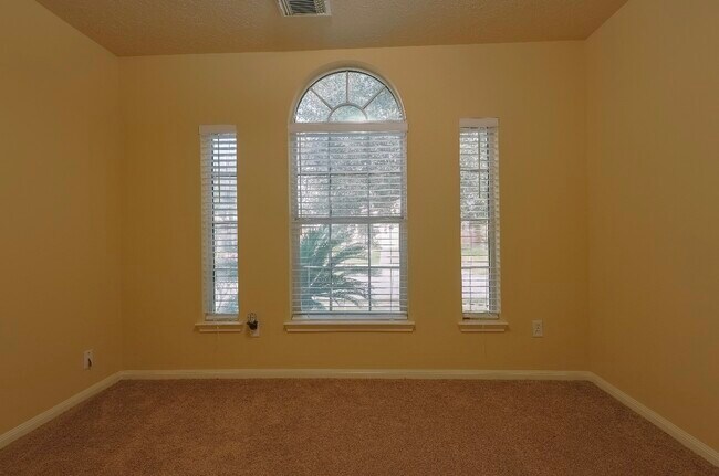 Building Photo - 6723 Green Sage Dr