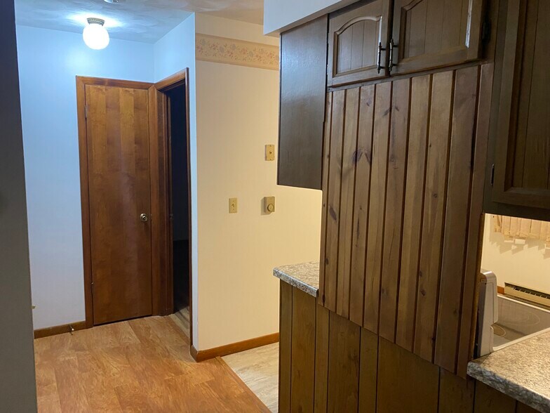 Building Photo - 103 S Spring St