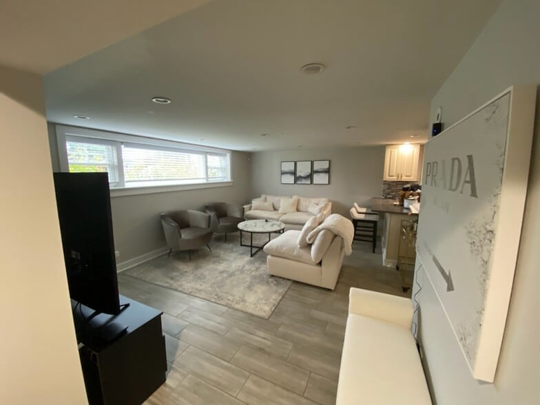 Building Photo - 8044 N Oriole Ave