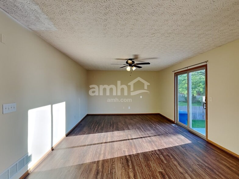 Building Photo - 378 Wheatfield Dr