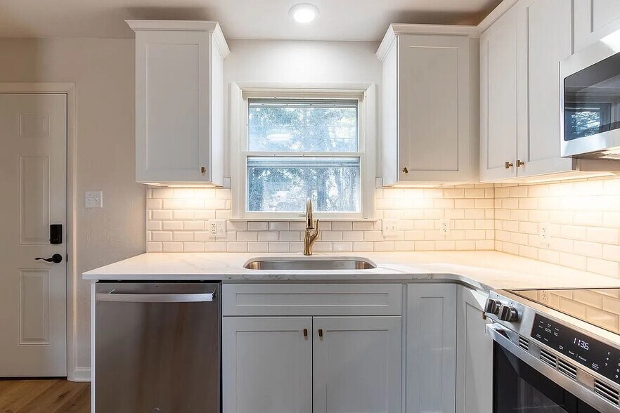 New kitchen with large sink - 1026 N Atherton St