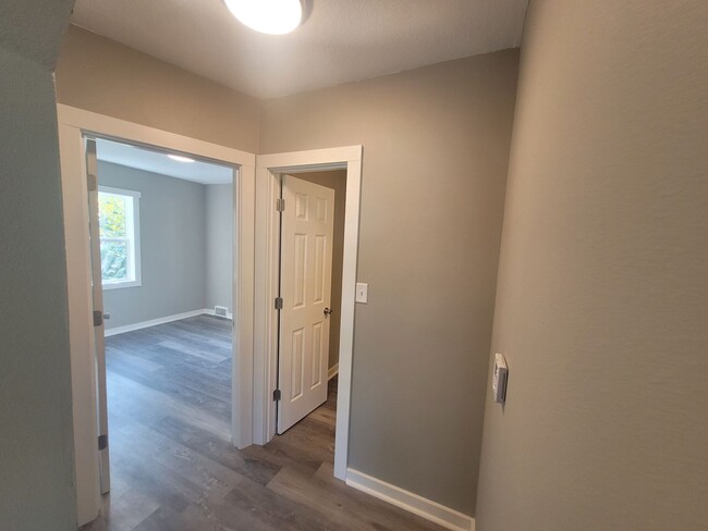 Building Photo - Recently Renovated 2 Bedroom, 1 Bathroom H...