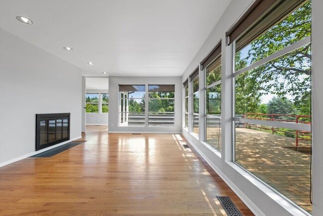 Building Photo - Classic Mid-Century Modern Air Conditioned...
