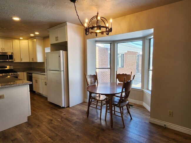 Building Photo - Spacious 5 Bd 2.5 Bath Home in Millcreek