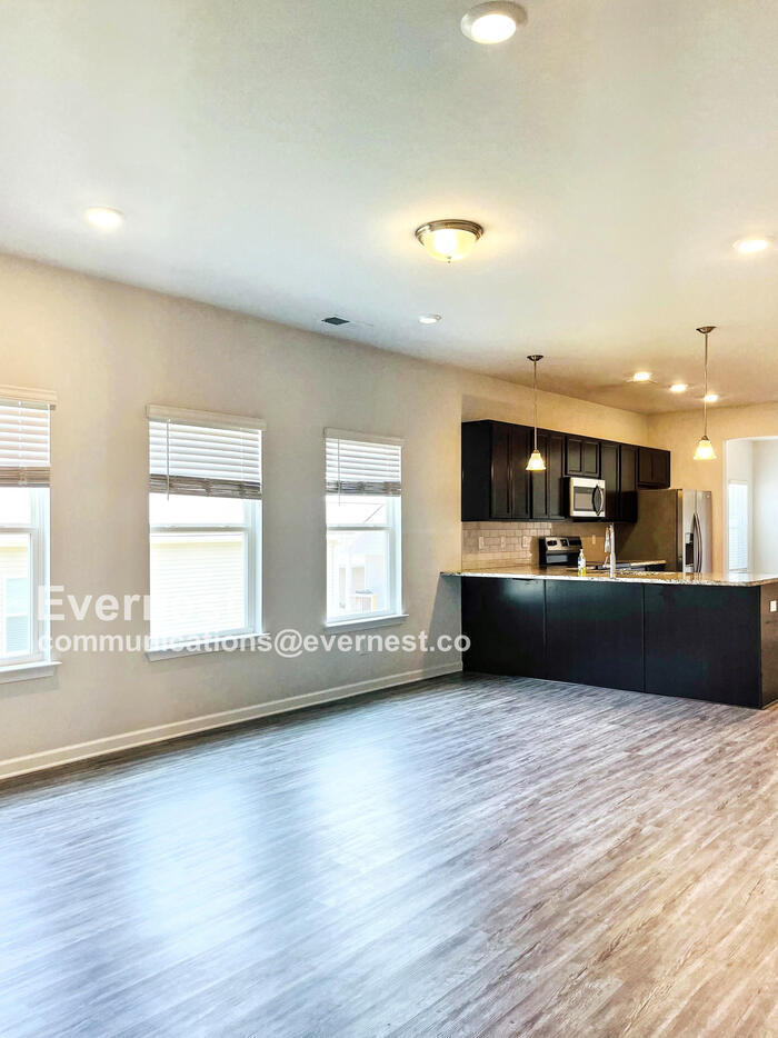 Building Photo - 2217 Silverton Dr