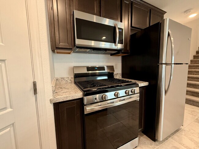 Building Photo - 3 BED 2.5 BATH 2 CAR GARAGE TOWNHOUSE W/ LOFT IN HENDERSON CADENCE COMMUNITY FEAT. COMMUNITY POOL!