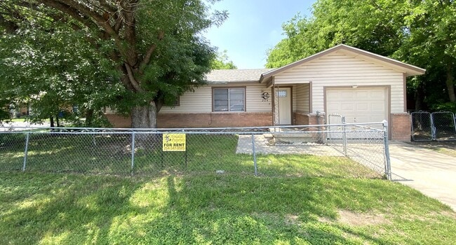 Building Photo - 204 Veterans Ave