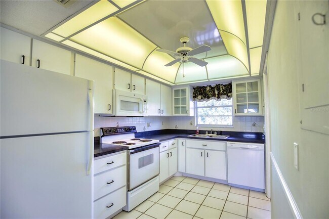 Building Photo - 102 Capri Isles Blvd