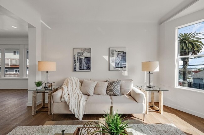 Building Photo - 4730 Melrose Ave