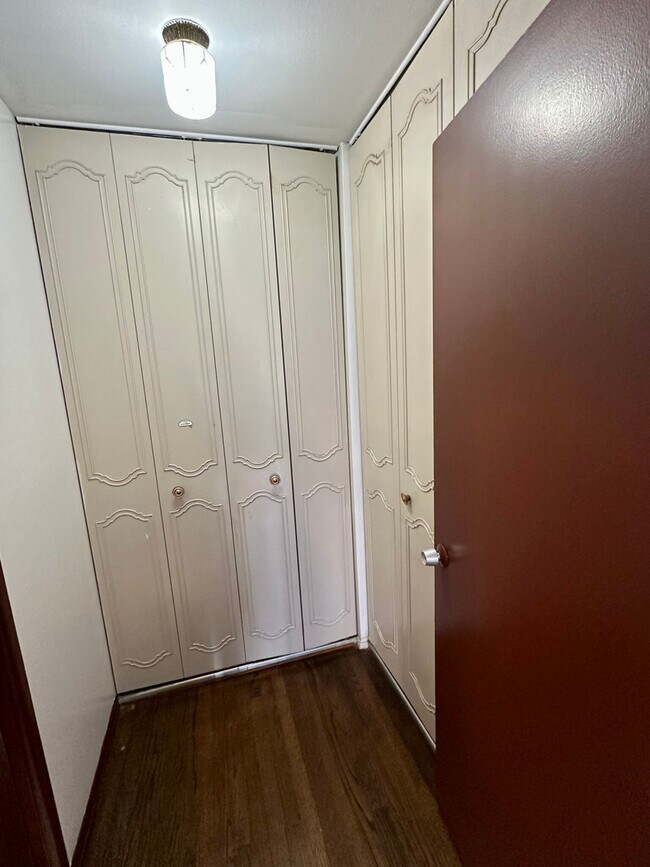 Building Photo - 7320 N Rogers Ave