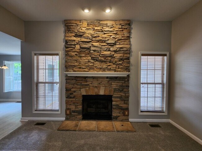 Building Photo - $1850 3 Beds 2.5 Bath + Bonus Room & Storm...