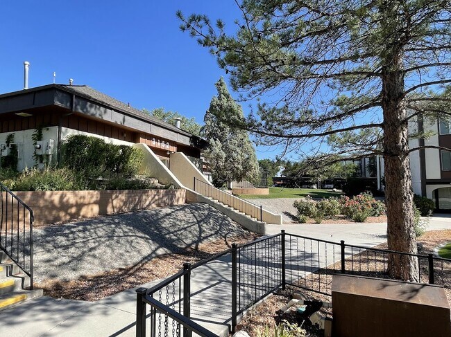 Building Photo - 3154 Lakeside Dr