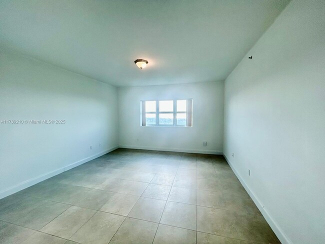 Building Photo - 15051 Royal Oaks Ln