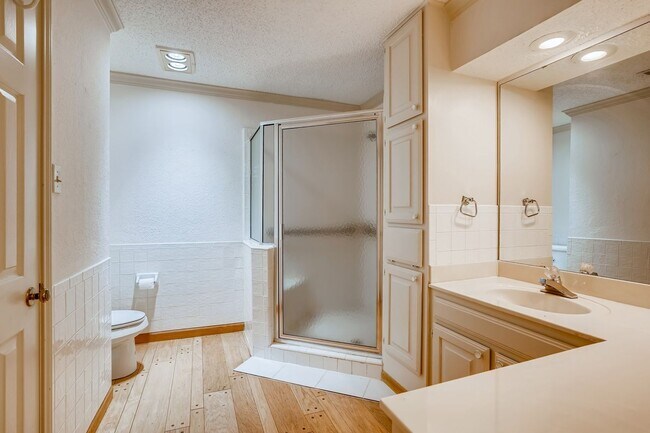 Building Photo - Rare 2 BR/ 2 BA Townhouse in Northwest Hil...