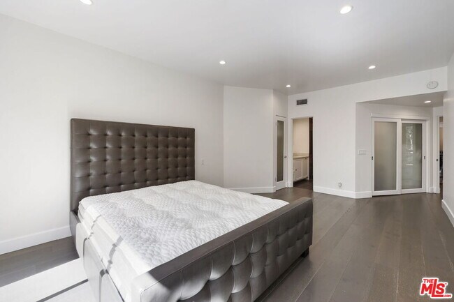 Building Photo - 723 Westmount Dr