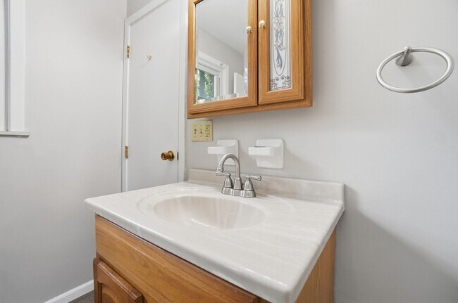 Building Photo - Three Bedroom Home with Great Outdoor Entertainment Space!