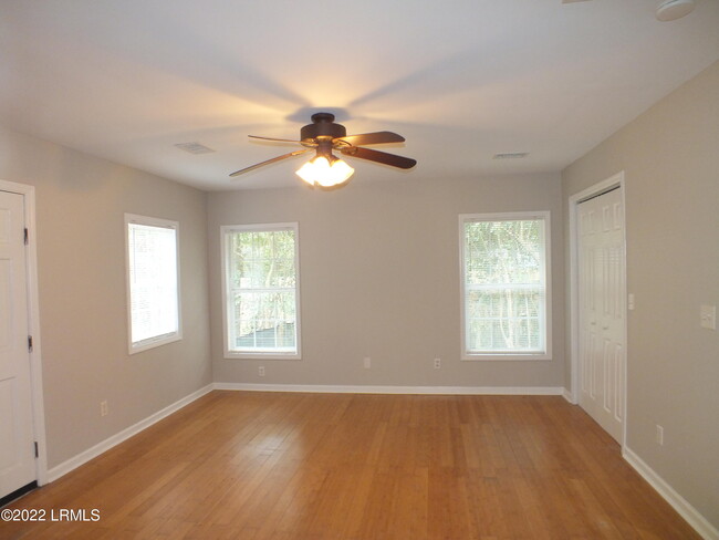 Building Photo - 418 Meritta Ave