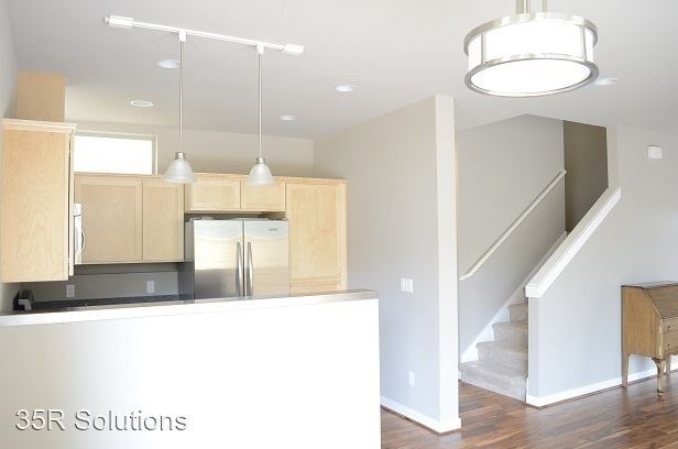 Building Photo - 3 br, 2.5 bath House - 948B Hiawatha Place S