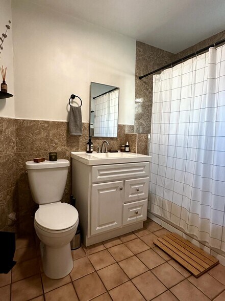 bathroom - 1529 N Hobart Blvd