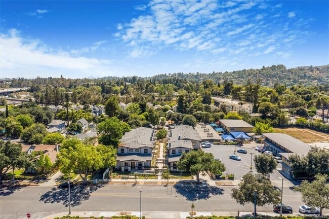 Building Photo - 571 Lincoln Ave