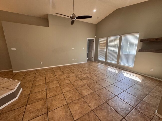 Building Photo - 9701 Tapatio Dr NW