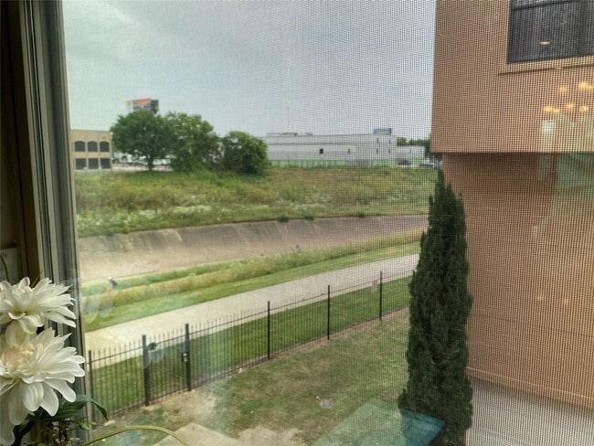 Building Photo - 115 E 2nd St