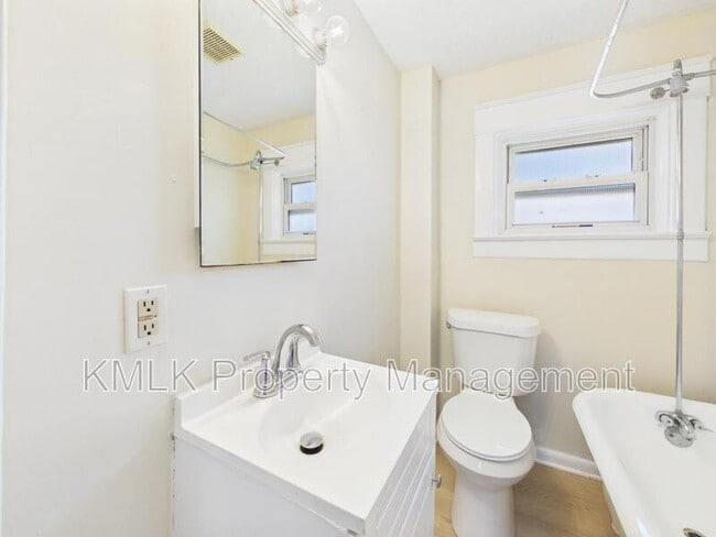 Building Photo - 773 Montana Ave