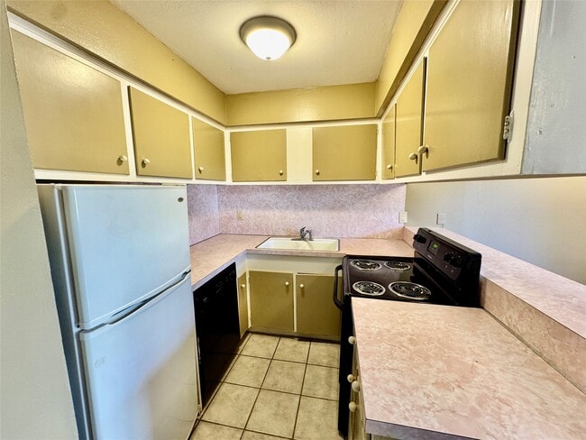 Building Photo - 2201 N Grand Blvd