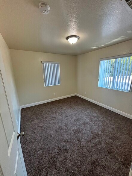 Building Photo - 834 1/2 E 77th St