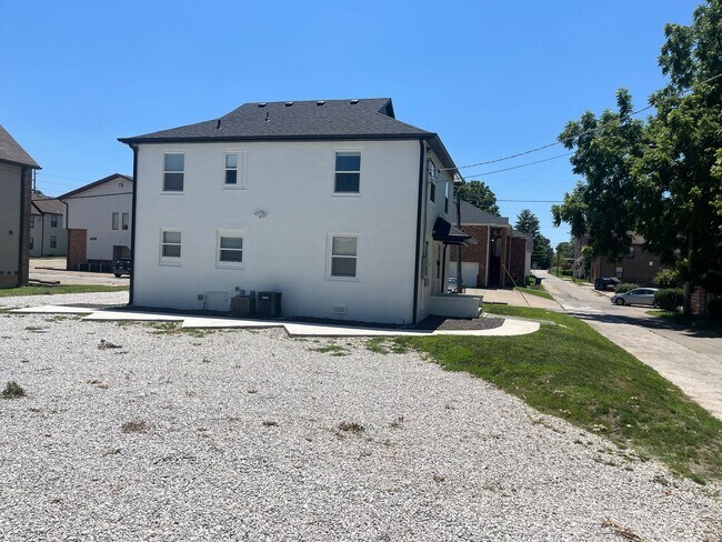 Building Photo - 714 S Thomas Ave