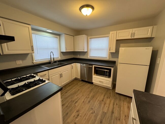 Building Photo - 1245 N 118th St