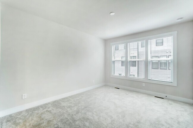 Building Photo - 3 Bedroom Townhome minutes from South End!