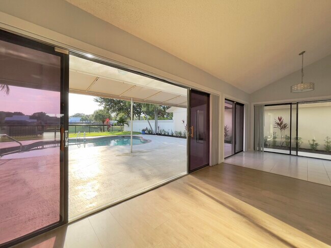 Building Photo - 208 E River Park Dr