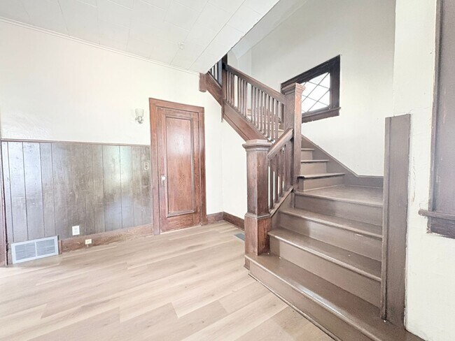 Building Photo - 303 Hillwood Dr