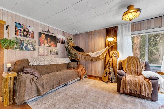 Building Photo - 3 bd 2 ba country cabin close to town