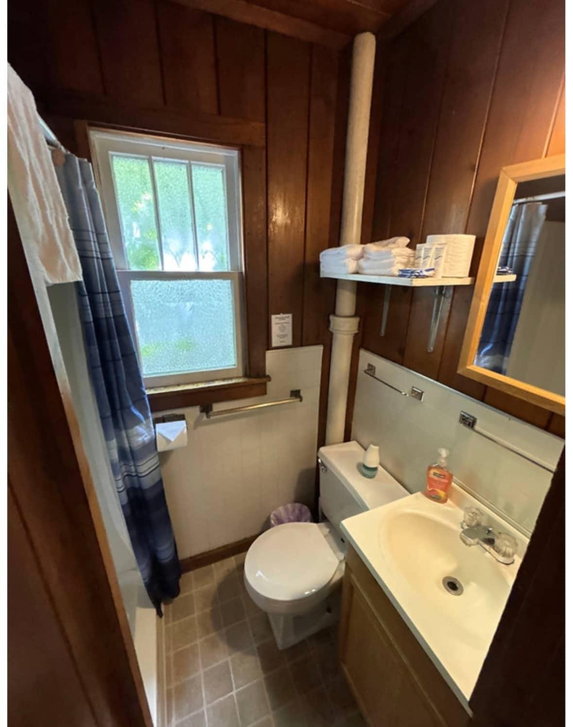 Bathroom w shower 1 - 853 E Front St
