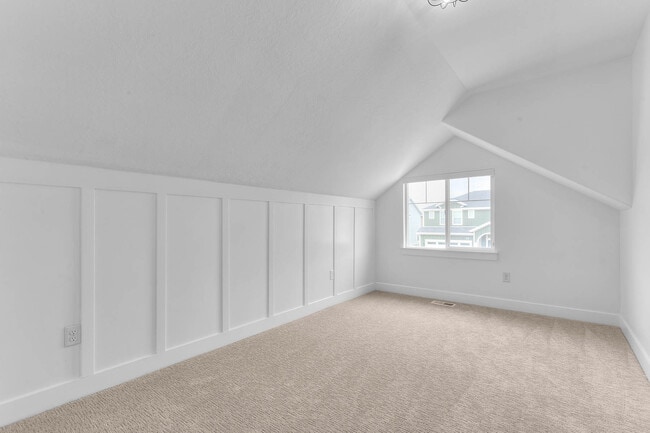 Building Photo - 196 E Water Ln