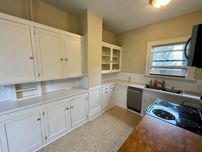 Building Photo - $500 Move In Special - Beautiful 3-bedroom...