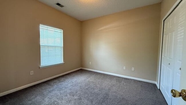 Building Photo - 3 bedroom - 2 bathroom - Stonelake Townhom...
